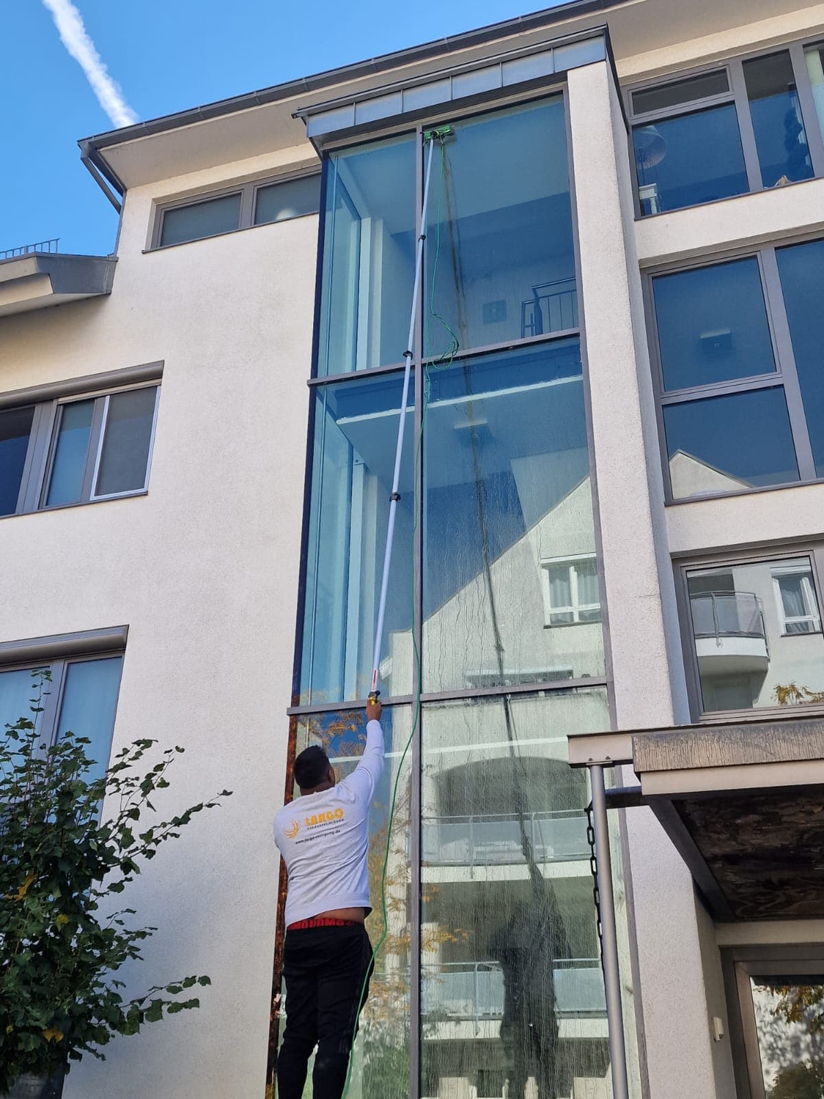 Reinigung einer dreigeschossigen Glasfront vom Boden aus, ohne Gerüst und ohne Hubsteiger